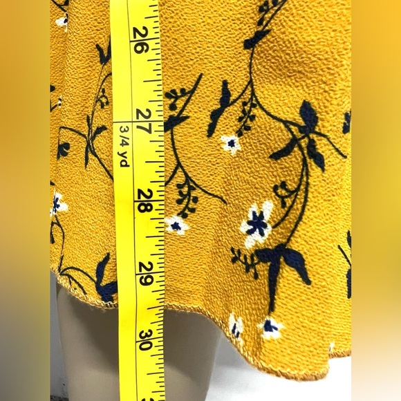 Andi + James Pleated Skirt with Floral Print in Mustard Yellow. Size L - Picture 6 of 10